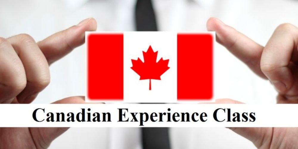 Hombre sujetando una tarjeta de Canadá con el texto Canadian Experience Class