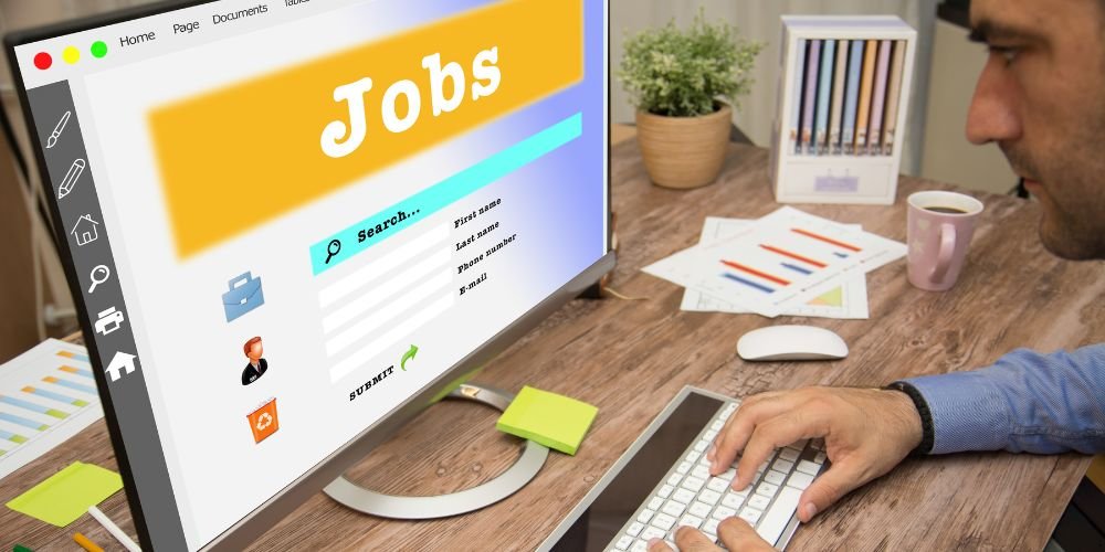 Hombre usando un ordenador para buscar empleo en Canadá